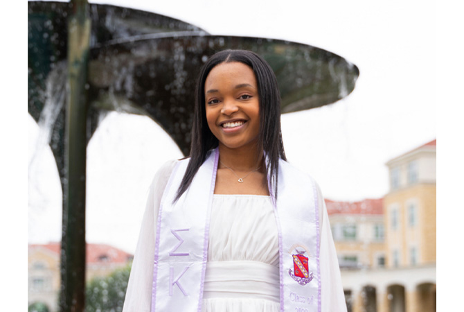 Kyndal Smith graduation picture in front of the frog fountain